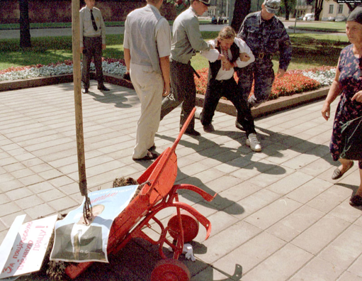 Затрыманьне Алеся Пушкіна ля будынка Адміністрацыі пасьля пэрфоманса, 21 ліпеня 1999 году Затрыманьне Алеся Пушкіна ля будынка Адміністрацыі пасьля пэрфоманса, 21 ліпеня 1999 году