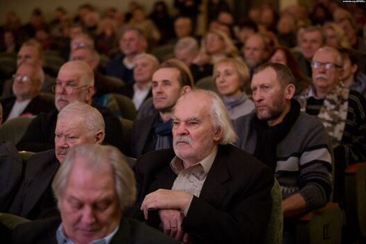 Уладзімір Басалыга сярод удзельнікаў зьезду Беларускага саюзу мастакоў, 2012 год Уладзімір Басалыга сярод удзельнікаў зьезду Беларускага саюзу мастакоў, 2012 год