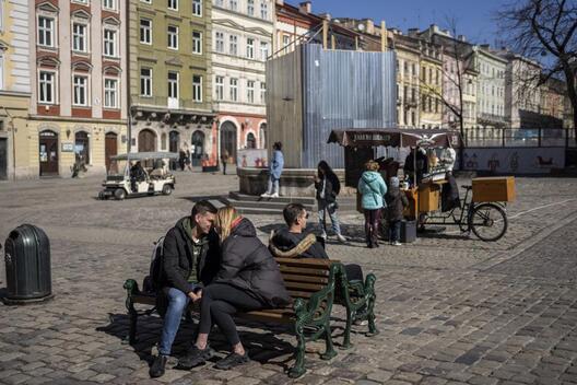 Пара закаханых у цэнтры Львова. AP Photo/Bernat Armangue Пара закаханых у цэнтры Львова. AP Photo/Bernat Armangue
