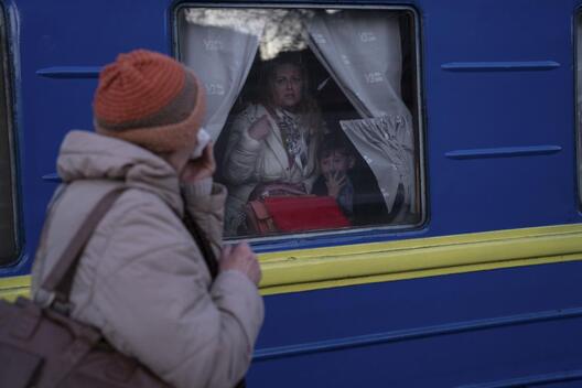 Людміла развітваецца з унучкай Крысцінай, якая разам з сынам Ярыкам пакідае вакзал у Адэсе. AP Photo/Petros Giannakouris Людміла развітваецца з унучкай Крысцінай, якая разам з сынам Ярыкам пакідае вакзал у Адэсе. AP Photo/Petros Giannakouris