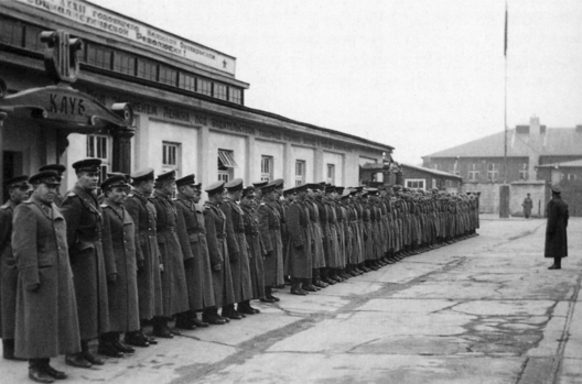 Камуністы на абароне свайго канцлягеру Заксэнхаўзэн у Нямеччыне. 1946 год