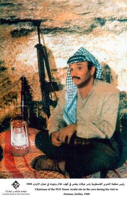 Малады Ясір з улюбёным рэквізітам Малады Ясір з улюбёным рэквізітам