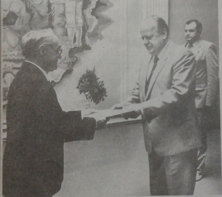 Уладзімір Жэліба і Станістаў Шушкевіч. Побач — міністр замежных спраў Беларусі Пётр Краўчанка. Крыніца: «Народная газета», ліпень 1992 года. Уладзімір Жэліба і Станістаў Шушкевіч. Побач — міністр замежных спраў Беларусі Пётр Краўчанка. Крыніца: «Народная газета», ліпень 1992 года.