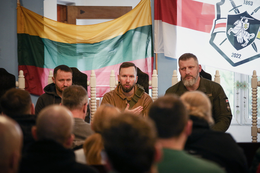 Злева направа: экс-каліновец Аляксандр Клачко, кіраўнік прэс-службы палка Каліноўскага Эрнэст, камандзір палка Павел Шурмей. Фота: прэс-служба палка Каліноўскага Злева направа: экс-каліновец Аляксандр Клачко, кіраўнік прэс-службы палка Каліноўскага Эрнэст, камандзір палка Павел Шурмей. Фота: прэс-служба палка Каліноўскага