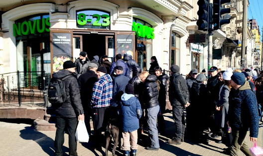 Чарга ў краму. Кіеў. Ілюстрацыйнае фота. УНІАН Чарга ў краму. Кіеў. Ілюстрацыйнае фота. УНІАН
