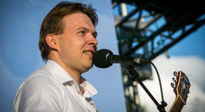 Палітвязень Максім Знак за кратамі займеў новае хобі «Драпежная птушка, сілкуецца чалавечынай». Адвакат-палітвязень Максім Знак за кратамі займеў новае хобі