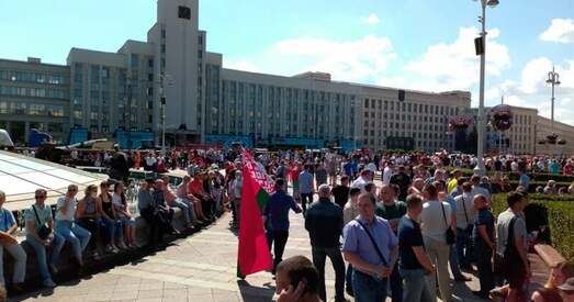 Ісці на праўладны мітынг ці звольняць. Як прымушаюць «проста пастаяць» пад чырвона-зялёным сцягам