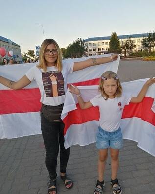 Аксана Дабрыянец з дачкой. Столін Аксана Дабрыянец з дачкой. Столін