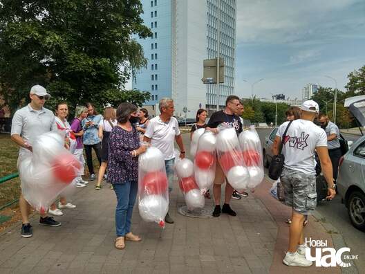Падыходы да турмы свабодныя, дарогі не перакрытыя, хаця побач заўважана машына ДАІ. Падыходы да турмы свабодныя, дарогі не перакрытыя, хаця побач заўважана машына ДАІ.