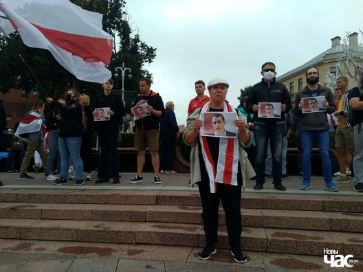 Таццяна Севярынец на плошчы Незалежнасці ў Мінску 23 жніўня трымае партрэт сына і патрабуе яго неадкладнага вызвалення Таццяна Севярынец на плошчы Незалежнасці ў Мінску 23 жніўня трымае партрэт сына і патрабуе яго неадкладнага вызвалення