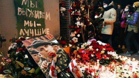 Стыхійны мемарыял на месцы забойства Рамана Бандарэнкі. Людзі з усяго Мінска прыйшлі з кветкамі і свечкамі ў двор на вуліцы Чарвякова Стыхійны мемарыял на месцы забойства Рамана Бандарэнкі. Людзі з усяго Мінска прыйшлі з кветкамі і свечкамі ў двор на вуліцы Чарвякова