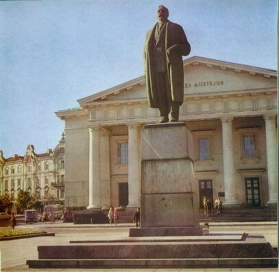 Помнік Вінцасу Міцкявічусу-Капсукасу каля віленскай ратушы Помнік Вінцасу Міцкявічусу-Капсукасу каля віленскай ратушы