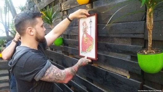 Генадзь Афанасьеў  з лотам дабрачыннага аўкцыёна. Фота krymr.com Генадзь Афанасьеў  з лотам дабрачыннага аўкцыёна. Фота krymr.com