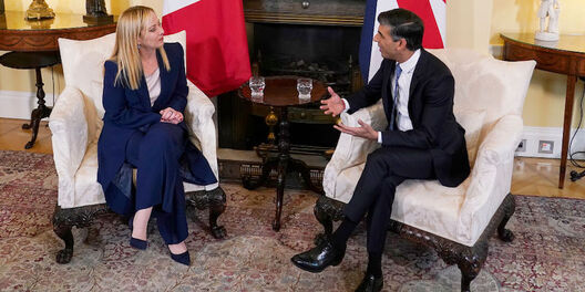 Джорджа Мэлоні і Рышы Сунак Джорджа Мэлоні і Рышы Сунак