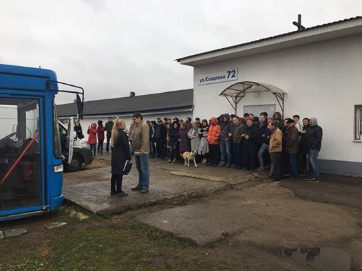 Архіўнае фота: прыхаджане бароняць царкву Архіўнае фота: прыхаджане бароняць царкву