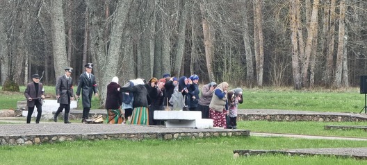 Тэатралізаванае прадстаўленне ў мемарыяльным комплексе «Шунеўка» Докшыцкага раёна. Фота Аляксандра Цвіркі Тэатралізаванае прадстаўленне ў мемарыяльным комплексе «Шунеўка» Докшыцкага раёна. Фота Аляксандра Цвіркі