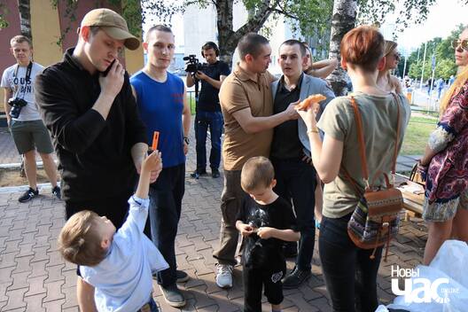 8/8 19510417_10213382193490763_8843103342904233709_n_logo.jpg