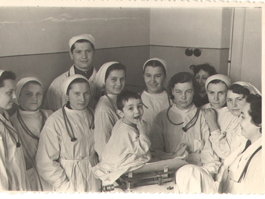 1958 год, медвучэльня, практыка ў паліклініцы. Зінаіда Бандарэнка — злева ад дзіцяці. 1958 год, медвучэльня, практыка ў паліклініцы. Зінаіда Бандарэнка — злева ад дзіцяці.