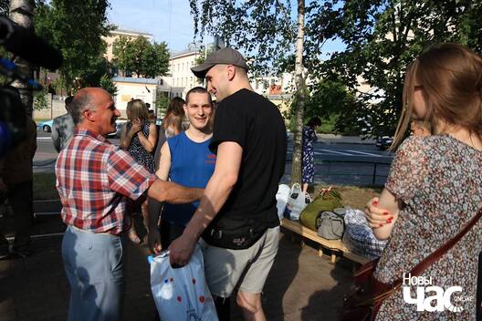 6/8 19601534_10213382194210781_6911149353047275501_n_logo.jpg