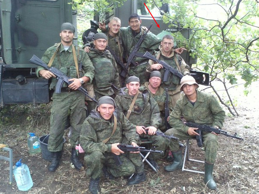 Яўген Іваноў пазначаны чырвонай стрэлкай. Фота InformNapalm Яўген Іваноў пазначаны чырвонай стрэлкай. Фота InformNapalm