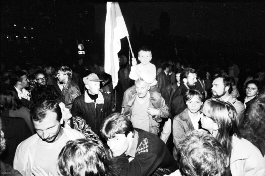 Мітынг на пл. Незалежнасці ў Мінску 25 жніўня 1991 года. Крыніца: vytoki.net. Мітынг на пл. Незалежнасці ў Мінску 25 жніўня 1991 года. Крыніца: vytoki.net.