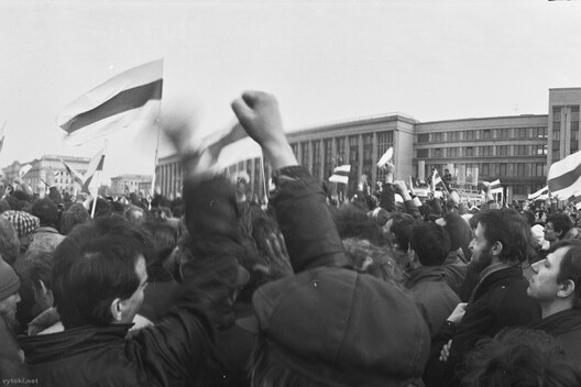 Удзельнікі мітынгу 25 лютага 1990 года. Крыніца: https://vytoki.net Удзельнікі мітынгу 25 лютага 1990 года. Крыніца: https://vytoki.net