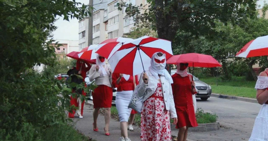 Жанчыны з бела-чырвонымі парасонамі зноў выйшлі на вуліцы Мінска (фота)