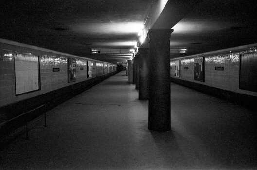 Платформа “станцыі-фантома” на лініі U6 у Усходнім Берліне, 1980-я гады. Цягнікі з Заходняга Берліна праязджалі без спынення, станцыі ахоўваліся памежнікамі ГДР.Крыніца: Wikimedia Commons, аўтар Axel Mauruszat, CC BY-SA 2.5. Платформа “станцыі-фантома” на лініі U6 у Усходнім Берліне, 1980-я гады. Цягнікі з Заходняга Берліна праязджалі без спынення, станцыі ахоўваліся памежнікамі ГДР.Крыніца: Wikimedia Commons, аўтар Axel Mauruszat, CC BY-SA 2.5.