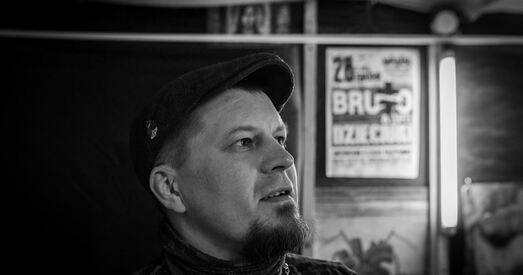 Алесь Дзянісаў: У Беларусі па-за палітыкай быць немагчыма. Яна сама да вас пагрукаецца