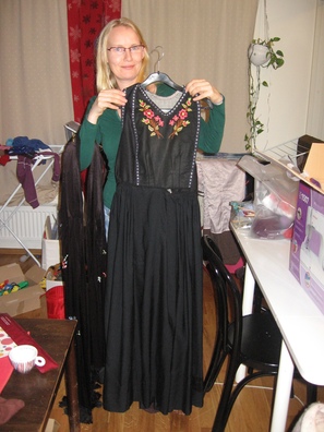 Жыхарка Осла Мары Лаўра паказвае строй сваёй прабабулі Жыхарка Осла Мары Лаўра паказвае строй сваёй прабабулі