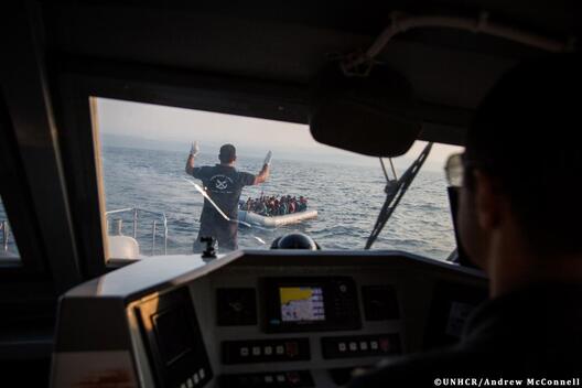 Берагавая ахова Грэцыі набліжаецца да лодкі з 43 сірыйскімі бежанцамі ў Міжземным моры. Фота: UNHCR/Andrew McConnell