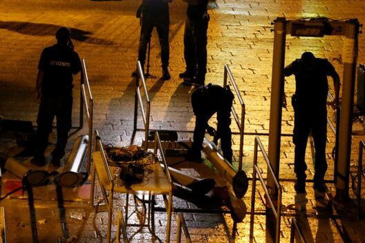 Дэмантаж металадэтэктараў на ўваходзе на Храмавую гару. Фота: Reuters Дэмантаж металадэтэктараў на ўваходзе на Храмавую гару. Фота: Reuters