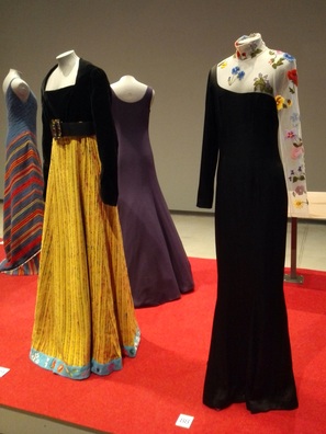 Экспазіцыя сучаснага адзення па матывах эстонскага строю ў Нацыянальным музеі ў Тарту Экспазіцыя сучаснага адзення па матывах эстонскага строю ў Нацыянальным музеі ў Тарту