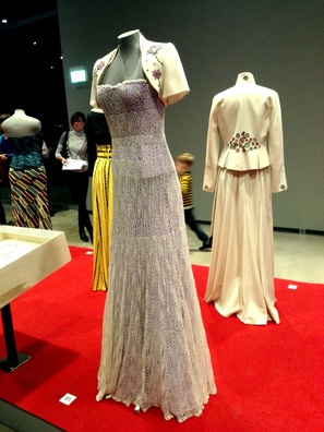 Экспазіцыя сучаснага адзення па матывах эстонскага строю ў Нацыянальным музеі ў Тарту Экспазіцыя сучаснага адзення па матывах эстонскага строю ў Нацыянальным музеі ў Тарту