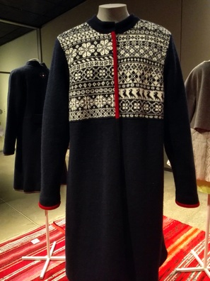 Экспазіцыя сучаснага адзення па матывах эстонскага строю ў Нацыянальным музеі ў Тарту Экспазіцыя сучаснага адзення па матывах эстонскага строю ў Нацыянальным музеі ў Тарту