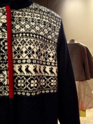 Экспазіцыя сучаснага адзення па матывах эстонскага строю ў Нацыянальным музеі ў Тарту Экспазіцыя сучаснага адзення па матывах эстонскага строю ў Нацыянальным музеі ў Тарту