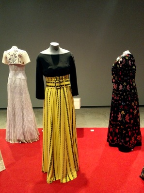 Экспазіцыя сучаснага адзення па матывах эстонскага строю ў Нацыянальным музеі ў Тарту Экспазіцыя сучаснага адзення па матывах эстонскага строю ў Нацыянальным музеі ў Тарту