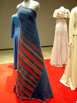 Экспазіцыя сучаснага адзення па матывах эстонскага строю ў Нацыянальным музеі ў Тарту Экспазіцыя сучаснага адзення па матывах эстонскага строю ў Нацыянальным музеі ў Тарту