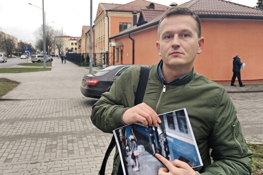 Раман Бурэнка паказвае кадр з камераў відэаназірання вакзалу, дзе бачна як ён трапляе нагой у зазор паміж вагонам і платформай Раман Бурэнка паказвае кадр з камераў відэаназірання вакзалу, дзе бачна як ён трапляе нагой у зазор паміж вагонам і платформай