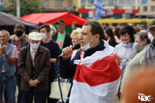 Павел Севярынец прамаўляе на пікеце ля Камароўкі . 7 чэрвеня 2020 года. Фота Арцёма Лявы Павел Севярынец прамаўляе на пікеце ля Камароўкі . 7 чэрвеня 2020 года. Фота Арцёма Лявы