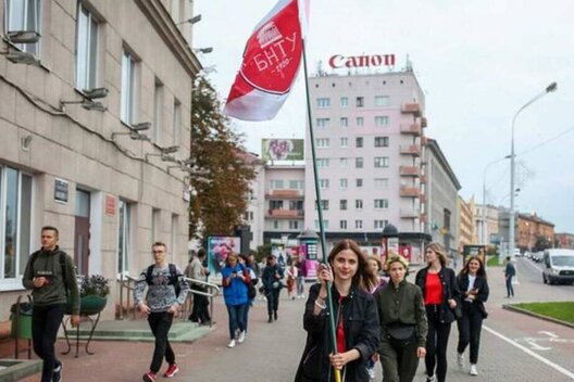 Анастасія Булыбенка са сцягам БНТУ на праспекце Незалежнасці каля свайго універсітэта. Анастасія Булыбенка са сцягам БНТУ на праспекце Незалежнасці каля свайго універсітэта.