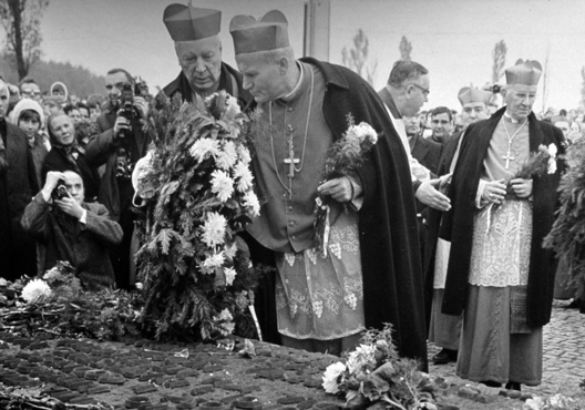 Стэфан Вышынскі і Караль Вайтыла падчас урачыстасці ў Бжэзінцы, Польшча, 15 кастрычніка 1972 года. Фота: Catholic News Service (CNS) Стэфан Вышынскі і Караль Вайтыла падчас урачыстасці ў Бжэзінцы, Польшча, 15 кастрычніка 1972 года. Фота: Catholic News Service (CNS)