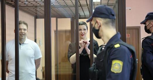 «Зала была поўная невядомых у масках». Блізкія і адвакаты распавялі падрабязнасці прысуду Знаку і Калеснікавай