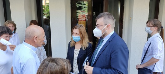 Аляксандр Дзядок злева, прадстаўнік амбасады справа Аляксандр Дзядок злева, прадстаўнік амбасады справа