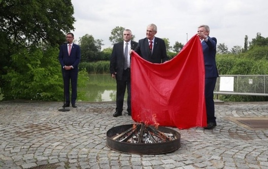 Прэзідэнт Чэхіі Мілаш Земан спальвае чырвоныя майткі. Фота: zpravy.idnes.cz Прэзідэнт Чэхіі Мілаш Земан спальвае чырвоныя майткі. Фота: zpravy.idnes.cz