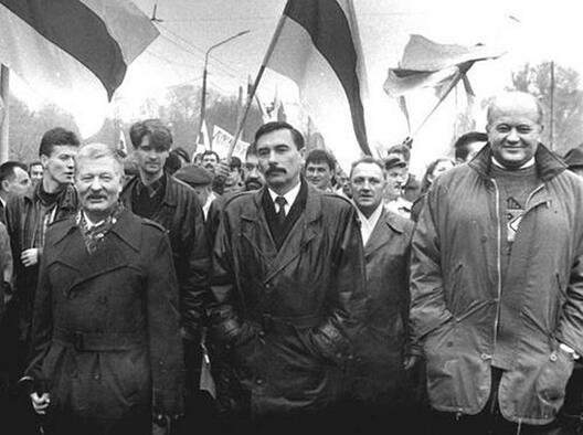 Генадзь Карпенка на адным з мітынгаў з Юрыем
Захаранкам (у цэнтры) і Юрыем Хадыкам Генадзь Карпенка на адным з мітынгаў з Юрыем
Захаранкам (у цэнтры) і Юрыем Хадыкам