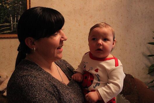 Дашы Кавальчук цяпер восем з паловай месяцаў. Яна спрабуе сядзець. Фота Еўрарадыё Дашы Кавальчук цяпер восем з паловай месяцаў. Яна спрабуе сядзець. Фота Еўрарадыё