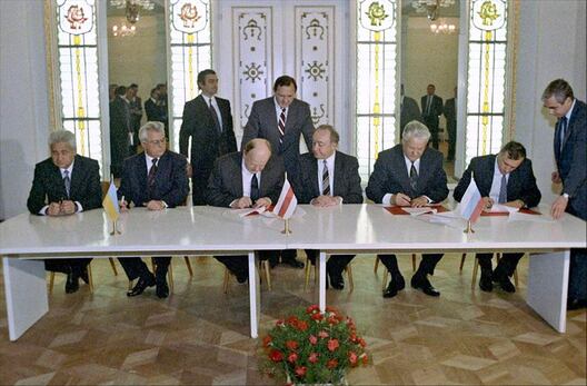 Магільшчыкі СССР (злева направа): Вітольд Фокін
(прэм’ер-міністр Украіны), Леанід Краўчук (прэзідэнт Украіны), Станіслаў
Шушкевіч (старшыня Вярхоўнага Савета Беларусі), Вячаслаў Кебіч (старшыня Савета
Міністраў Беларусі), Барыс Ельцын (прэзідэнт Расіі), Генадзь Бурбуліс (дзяржаўны
сакратар Расіі) Магільшчыкі СССР (злева направа): Вітольд Фокін
(прэм’ер-міністр Украіны), Леанід Краўчук (прэзідэнт Украіны), Станіслаў
Шушкевіч (старшыня Вярхоўнага Савета Беларусі), Вячаслаў Кебіч (старшыня Савета
Міністраў Беларусі), Барыс Ельцын (прэзідэнт Расіі), Генадзь Бурбуліс (дзяржаўны
сакратар Расіі)