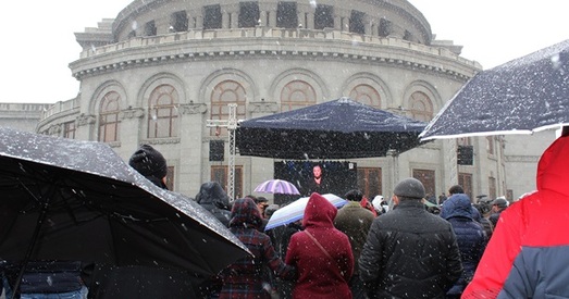 У Ерэване — пратэсты, узводзяцца барыкады