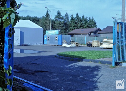 Фота тэрыторыі складу кампаніі, праз плот відаць будынкі забаўляльнага комплексу “Поедем Поедим”. Фота тэрыторыі складу кампаніі, праз плот відаць будынкі забаўляльнага комплексу “Поедем Поедим”.